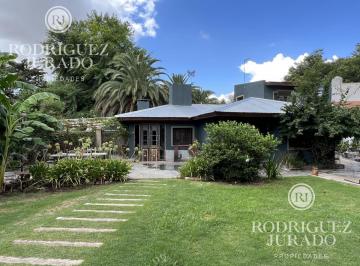 Casa · 140m² · 4 Ambientes · Casa de Estilo en Venta en López Camelo - Tigre