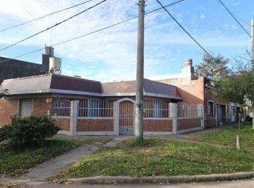 Casa · 2 Dormitorios · 1 Cochera · Santa Fe 7200