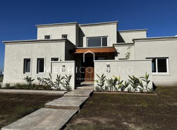Casa · 234m² · 2 Ambientes · 2 Cocheras · Casa en Venta de 4 Dorm. a La Laguna en Santa Ana, Villa Nueva