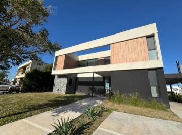 Casa · 224m² · 3 Dormitorios · Casa en Venta en Puertos / Escobar