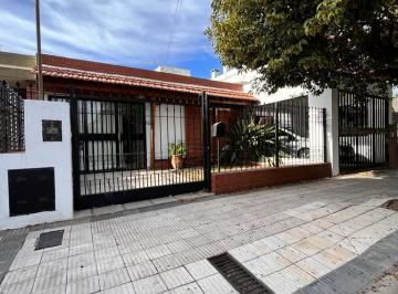 Casa de 4 ambientes, Córdoba · Brarrio Ayacucho Casa en Venta 3 Dormitorio 2 Baños 2 Cocheras