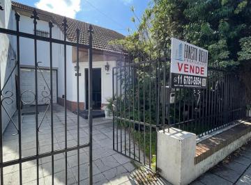 Casa de 4 ambientes, Quilmes · Venta Casa 4 Ambientes con Quincho, Pileta y Garage, Quilmes Oeste Centro.