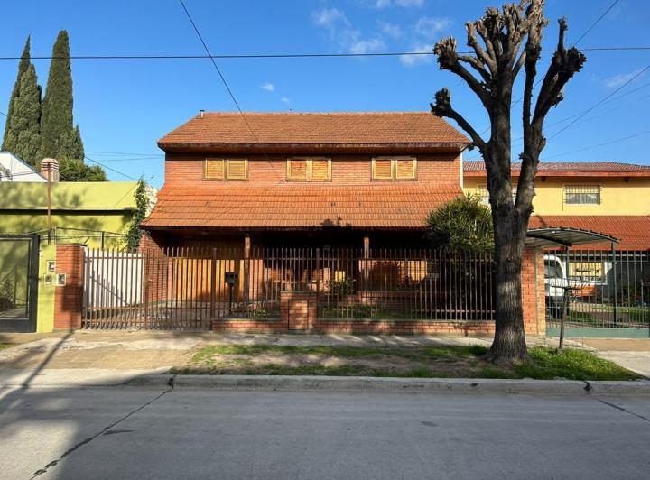 Casa · 228m² · 4 Ambientes · 1 Cochera
