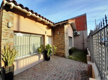 Casa · 130m² · 5 Ambientes · 2 Cocheras · Casa de 5 Ambientes con Hermoso Fondo y Quincho y Taller en S. Justo (Ctro)