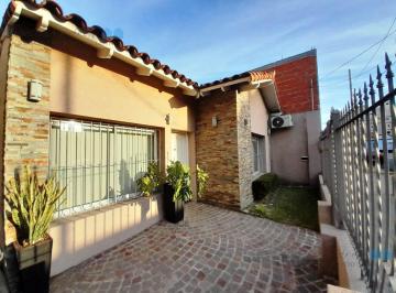Casa · 130m² · 5 Ambientes · 2 Cocheras · Casa de 5 Ambientes con Hermoso Fondo y Quincho y Taller en S. Justo (Ctro)