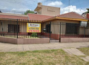 Casa · Excelente Propiedad 3 Amb con Garaje 3 Autos - Zona Residencial
