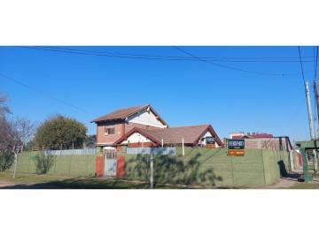 Casa de 4 ambientes, Almirante Brown · Chalet S/ 3 Lotes en Venta