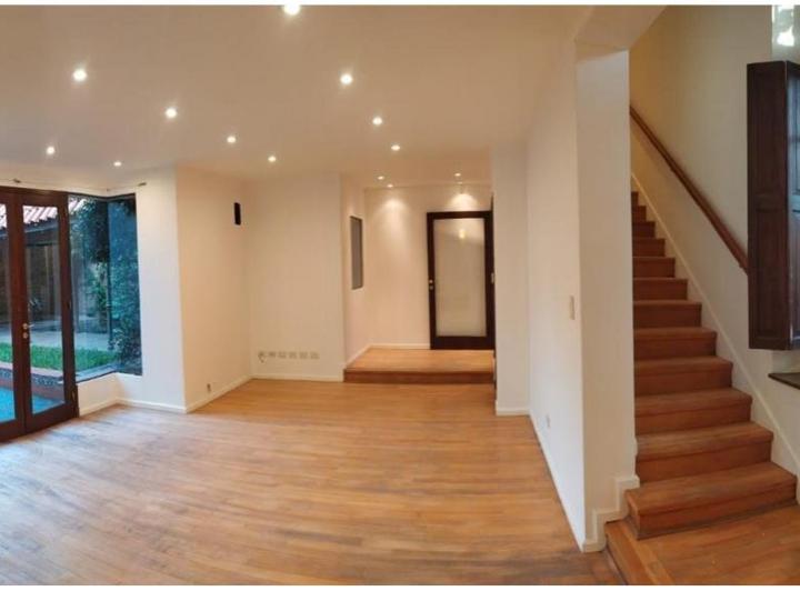 Casa · 300m² · 5 Ambientes · 2 Cocheras