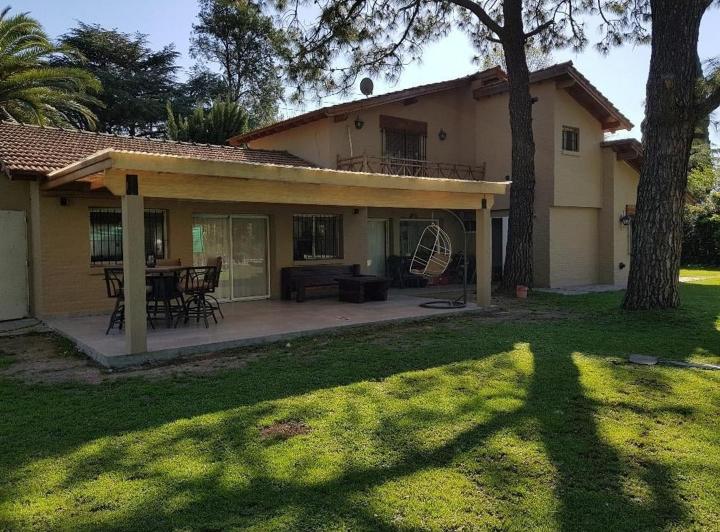 Casa · 350m² · 5 Ambientes · 9 Cocheras