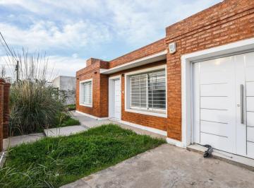 Casa · 118m² · 5 Ambientes · Casa Venta Tres Dorm. Amplios Ambientes Jardin Barrio Las Tardes Roldan