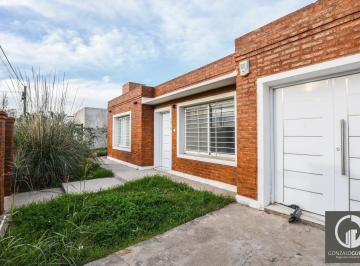 Casa · 118m² · 5 Ambientes · 2 Cocheras · Casa Venta Tres Dorm. Amplios Ambientes Jardin Barrio Las Tardes Roldan