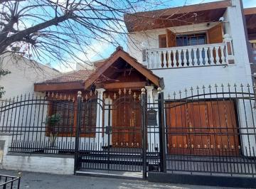 Casa · 341m² · 5 Ambientes · 2 Cocheras · Chalet en Venta en Ramos Mejía