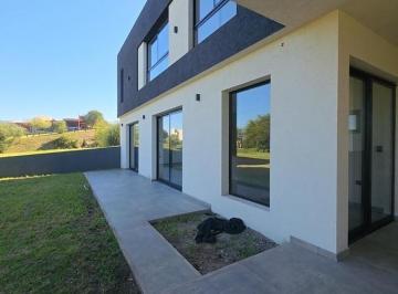 Casa · 190m² · 4 Ambientes · 2 Cocheras · Apta Credito Casa a La Venta en Cañitas Malagüeño.