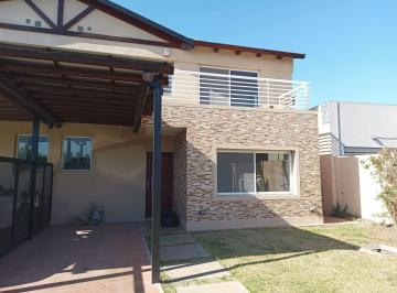 Casa de 4 ambientes, Funes · Venta - La Cardera - Funes - 3 Dorm. Quincho, Cochera, Pileta y Jardín.