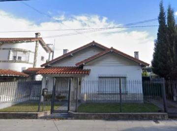 Casa · 232m² · 4 Ambientes · 1 Cochera · Casa en Lanús Este