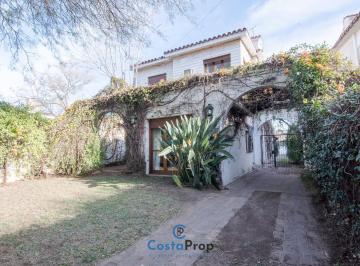 Casa · 288m² · 5 Ambientes · 4 Cocheras · Cerro de Las Rosas - Hermosa Casa Estilo Colonial - Reciclada