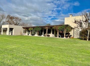 Quinta vacacional · 400m² · 9 Ambientes · Benquerencia Farm Club - Increible Casa en Venta!