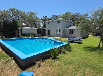 Casa · 190m² · 4 Ambientes · 1 Cochera · Venta y Alquiler Casa en La Barra con Playroom y Piscina