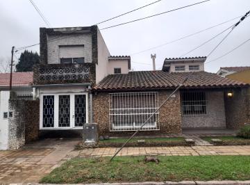 Casa · 170m² · 4 Dormitorios · 2 Cocheras · Chalet Dos Plantas en Venta. Barrio Aeronautico - Ituzaingo