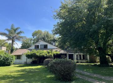 Quinta vacacional · 252m² · 6 Ambientes · 2 Cocheras · Casa con Terreno de 2200 m en La Mejor Zona del Cazador.