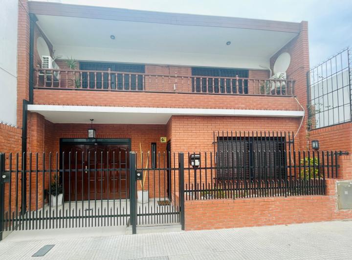 Casa · 240m² · 5 Ambientes · 1 Cochera