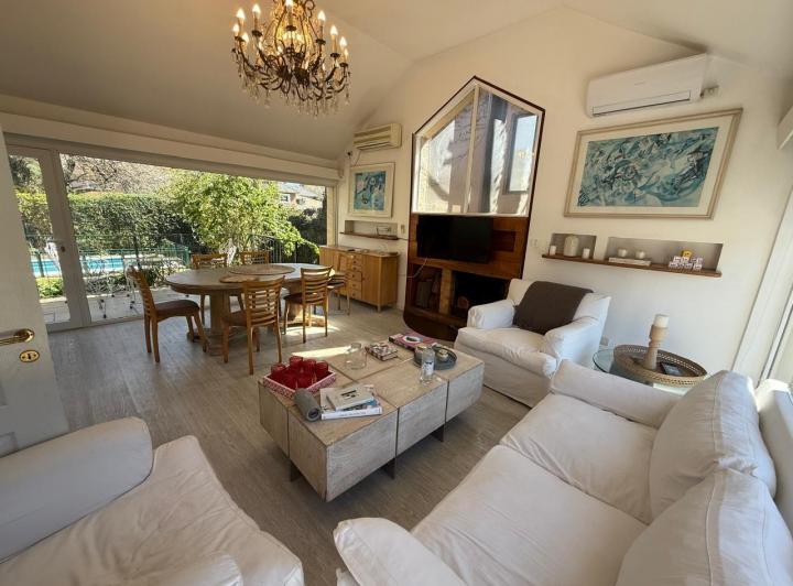 Casa · 250m² · 6 Ambientes · 2 Cocheras