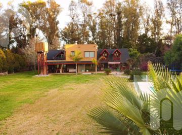 Casa · 220m² · 8 Ambientes · Venta Casa en Campos de Roca 3 Dorm.