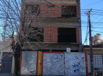 Edificio de 8 ambientes, Avellaneda · Construcción a Terminar de 6 Departamento Más Cocheras y Fondo Libre