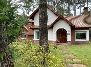 Casa de 4 ambientes, Cariló · Muy Linda Casa en Magnifico Entorno de Bosque Cerca del Mar