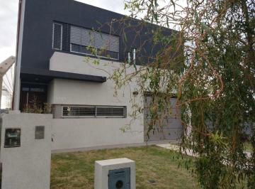 Casa · 100m² · 4 Ambientes · 1 Cochera · Casa 2 Dorm.