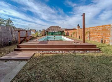 Casa · 198m² · 5 Ambientes · 2 Cocheras · Venta/permuta - Casa - 3 Dorm. - Pileta - Cochera - Luis Palacios, San Lorenzo.