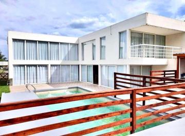 Casa · 240m² · 4 Ambientes · 6 Cocheras · Financió en Venta en Barrio Privado Rumenco