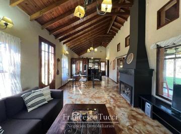 Casa · 200m² · 4 Ambientes · 2 Cocheras · Casa en Venta en Campos de Alvarez