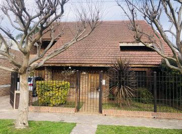 Casa · 215m² · 6 Ambientes · 2 Cocheras · Casa en Venta en 420/ Cent y 7 Villa Elisa - Alberto Dacal Propiedades