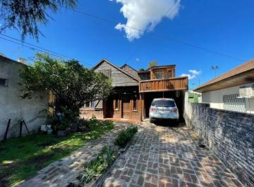 Casa · 150m² · 5 Ambientes · 4 Cocheras · Oportunidad Única! Chalet Cabaña, Máximo Paz 1070, Mte. Grande.