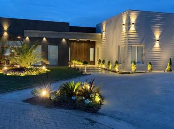 Casa de 5 ambientes, Esteban Echeverría · Casa de 3 Dorm. y Pileta