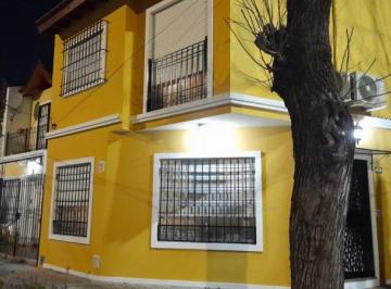Casa · 77m² · 4 Ambientes · 1 Cochera · Duplex en Venta en Ciudadela