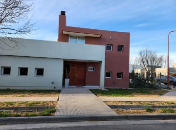 Casa · 380m² · 9 Ambientes · 2 Cocheras · Venta Casa en Barrio Manzanar Milenium Cipolletti