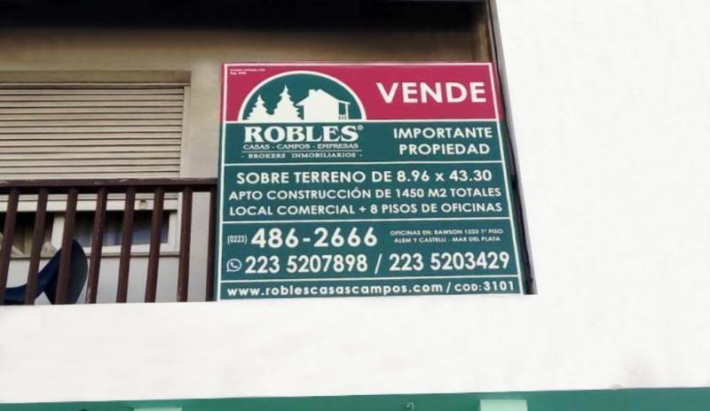 En pleno centro comercial de la calle 12 de Octubre, en el barrio Puerto de Mar del Plata, se encuentra esta excelente propiedad de 330 m2 cubiertos, compuesta hoy por local en planta baja más dos departamentos en planta alta, pero con importante potencial para desarrollo.