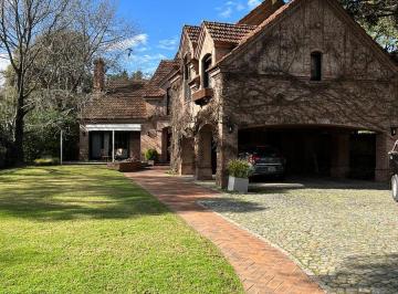 Casa · 450m² · 5 Ambientes · 2 Cocheras · Chalet Clásico de Ladrillo y Tejas en Venta en Las Lomas - Jockey