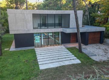 Casa de 4 ambientes, Cariló · Carilo, Exclusiva Propiedad a Estrenar Cerca del Centro!