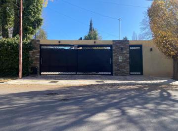 Casa de 4 ambientes, Luján de Cuyo · Casa en Chacras de Coria, Una Planta, 3 Dorm., 3 Baños, Cochera, Piscina