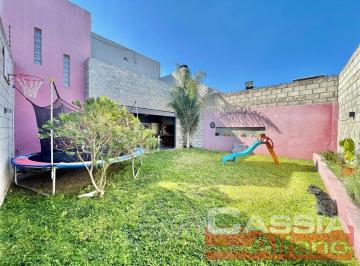 PH · 115m² · 4 Ambientes · Impecable PH con Fondo, Quincho y Parrilla, 3 Dorm., Patio y Terraza, a Nuevo!