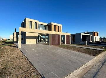 Casa de 4 ambientes, Ezeiza · Hermosa Casa 4 Ambientes en Dos Plantas en Venta en Barrio Lares de Canning