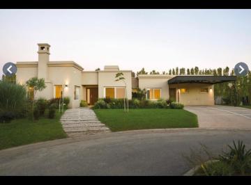 Casa · 280m² · 5 Ambientes · Venta Casa, B Cdo Buenos Aires Village