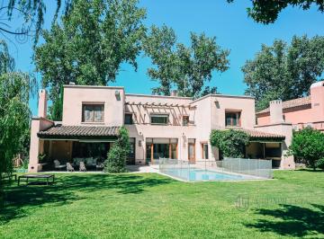 Casa · 336m² · 7 Ambientes · 2 Cocheras · Casa en Venta Sobre Lote Central en Ayres de Pilar - Pilar
