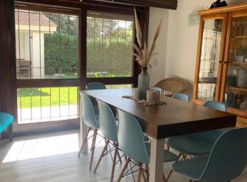 comedor con salida al jardín · A Solo 80 m del Mar Casa en Alquiler