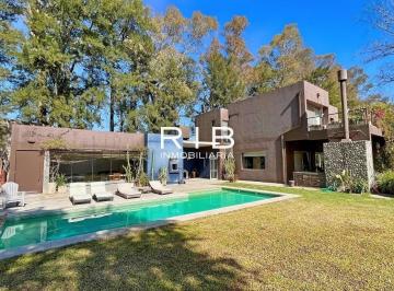 Casa de 4 ambientes, Pilar · Luminosa Propiedad Moderna Sobre 1794 m²
