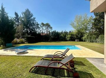Casa · 280m² · 5 Ambientes · 3 Cocheras · Casa en Alquiler en El Barrio Malibu Canning