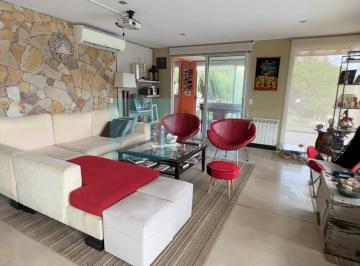 Casa · 240m² · 6 Ambientes · 1 Cochera · Casa Moderna con Pileta en Sierras de Los Padres